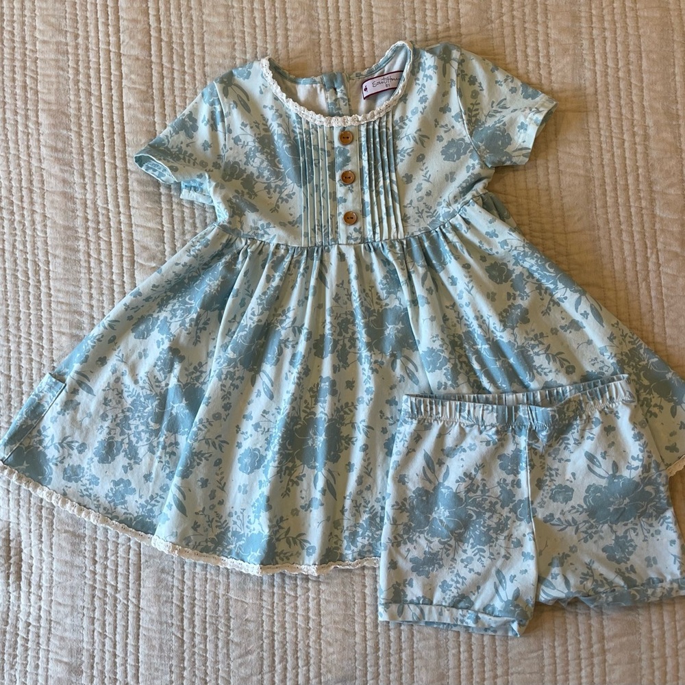 SweetHoney Blue floral with blooms size 8